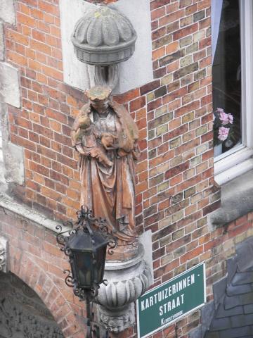 image Escultura religiosa en la calle principal de Brujas, Bélgica