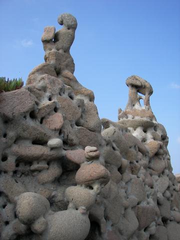 image Vista de una pared levantada por Man en la Casa do Alemán en Camelle, A Coruña, Galicia