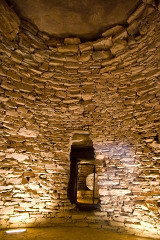 image Vista de la falsa bóveda que presenta la primera cámara del Dolmen de El Romeral, en Antequera, Málaga