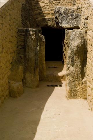 image Entrada a la cámara del Dolmen de Viera, Antequera, Málaga