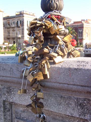 image Candados en un puente de Siracusa, Sicilia, Italia