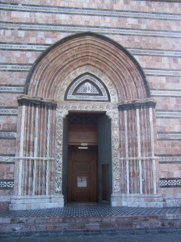 image Puerta de la Catedral de Messina, Sicilia, Italia