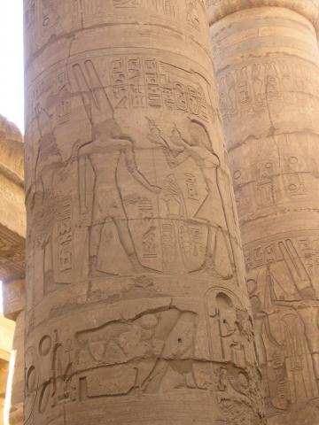 image Decoración de unas de las 134 columnas que componen la sala de las columnas de Karnak, Luxor, Egipto