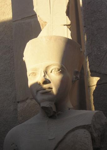 image Rostro del faraón Tutankamón, Karnak, Egipto