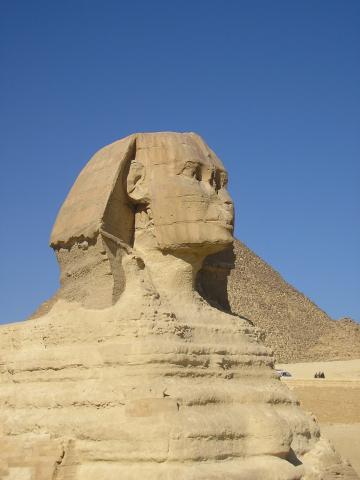 image En primer plano la Esfinge, guardiana del desierto en Giza, El Cairo, Egipto