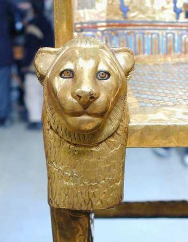 image Detalle del reposabrazos con cabeza de león de la silla real de Tutankamon en el Museo de Egipto, El Cairo, Egipto