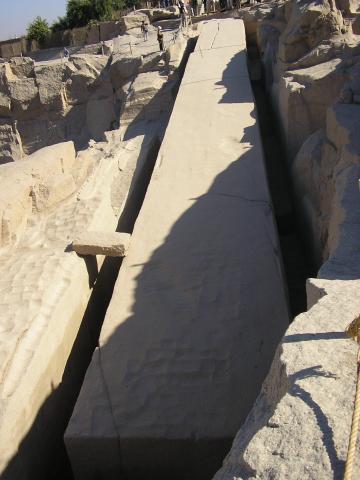 image Obelisco inacabado de Aswan con la grieta que produjo su abandono en la construcción, Aswan, Egipto