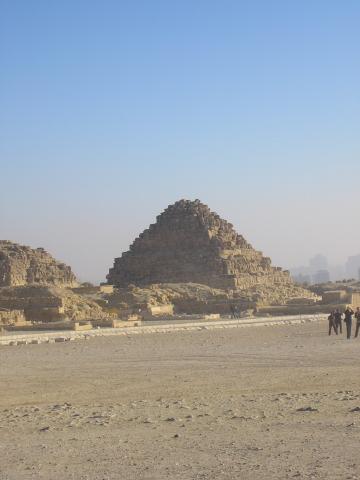 image Mastaba frente a la piramide de Keops en Giza, El Cairo, Egipto