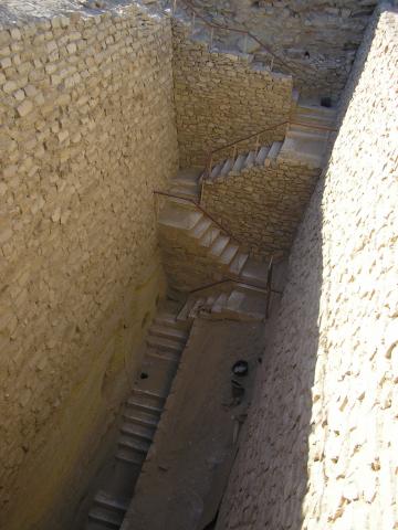 image Fosa utilizada por los sirvientes para sacar la arena y bajar sarcofago en Shakkara, El Cairo, Egipto