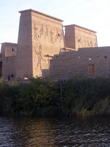 image Pilonos centrales que forman la entrada al Templo de Isis en Philae, Aswan, Egipto