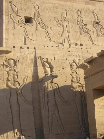 image Bajorrelieves de los pilonos del templo de Isis en Philae, Aswan, Egipto