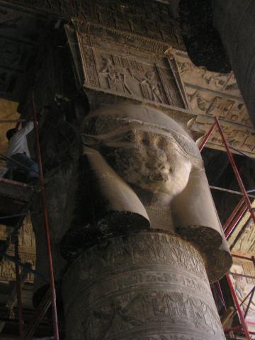 image Capitel gigante con forma de la Diosa Hathor en el Templo de Dendera, Egipto