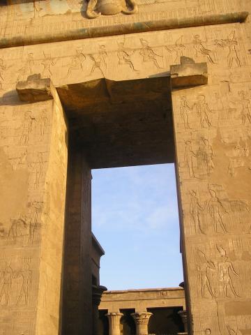 image Entrada principal del Templo en Edfu, Egipto