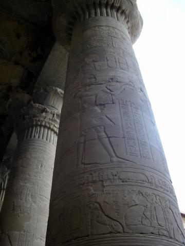 image Detalle de la decoración de una de las columnas que componen el templo de Horus en Edfu, Egipto