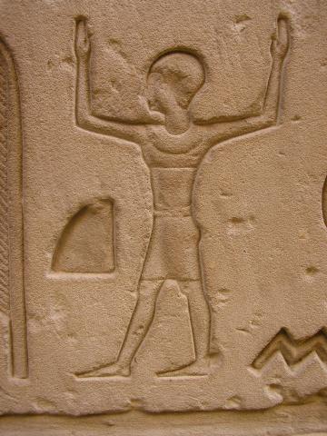 image Simbolo jeroglifico en Bajorrelieve en una de las paredes del Templo Horues en Edfu, Egipto
