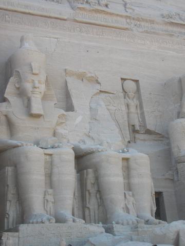 image Figuras a la izquierda del Faraón Ramses II del templo de Abu Simbel, Egipto