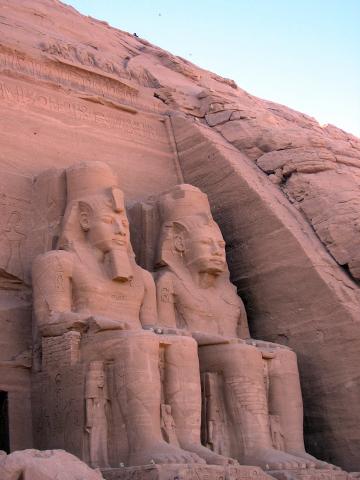 image Figuras de la derecha del Faraón Ramses II del templo de Abu Simbel, Egipto