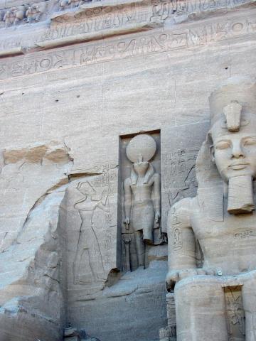 image Detalle en el centro de la pared de entrada al templo de Abu Simbel, Egipto