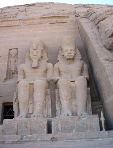 image Detalle de la derecha de la entrada al templo de Abu Simbel, Egipto