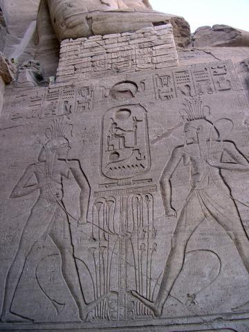 image Relieves bajo la escultura de la derecha de Ramses II en Abu Simbel, Egipto