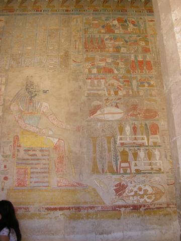 image Pintura policromada de ofrendas al Dios Anubis en una de las paredes de la tumba de Hatshepsut, Deir el-Bahari, Egipto