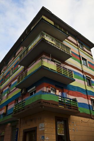 image Edificio pintado de colores, Tirana, Albania