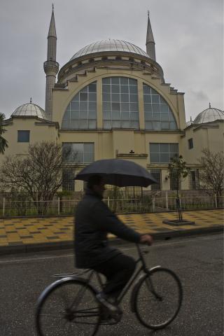 image Hombre en bicicleta y Mezquita Sheik Zamil Abdullah Al-Zamil, Shkoder, Albania