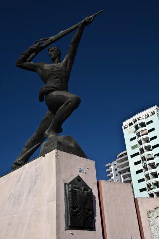 image Estatua en memoria de los combatientes caidos durante la II Guerra Mundial, en el muelle de Durres, Albania