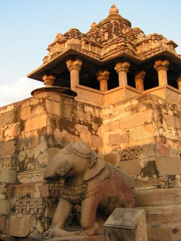 image Escultura de elefante frente a templo del Grupo Oeste de Khajuraho, India