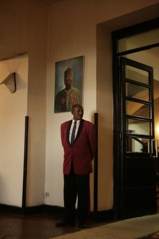 image Camarero uniformado y cuadro del emperador Menelik en Addis Abeba, Etiopía 