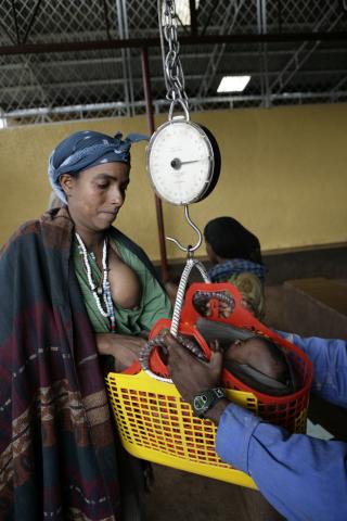 image Control de peso de bebé en el hospital de Gambo, Etiopía