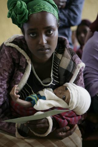 image Pacientes del hospital de Gambo esperando sus medicinas, Etiopía