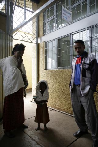 image Pacientes del hospital de Gambo esperando sus medicinas, Etiopía