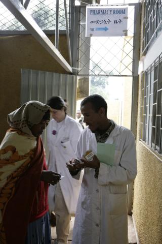 image Entregando los medicamentos a los pacientes del hospital de Gambo, Etiopía