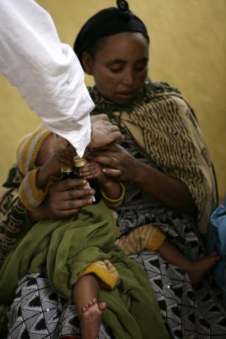 image Entregando los medicamentos a los pacientes del hospital de Gambo, Etiopía