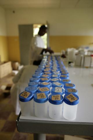 image Preparación de la dosis unitaria para los ingresados en el hospital de Gambo, Etiopía