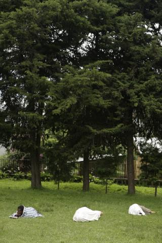 image Pacientes descansando en el exterior de los pabellones del hospital de Gambo, Etiopía