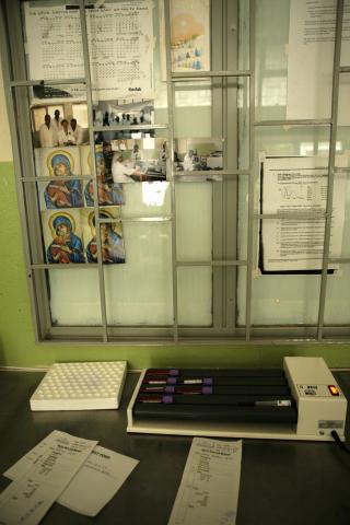 image Muestras de sangre para analizar en el laboratorio del hospital de Gambo, Etiopía