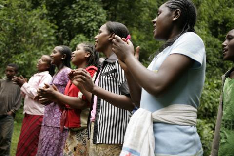 image Mujeres acompañando el ritmo con palmas y sonidos, Etiopía 