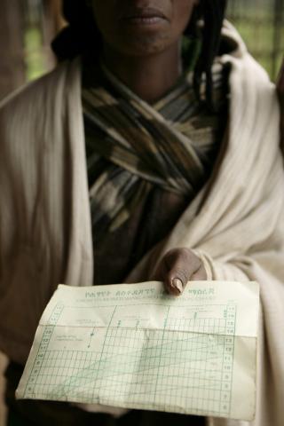 image Mujer con tarjeta sanitaria esperando a ser atendida, Etiopía