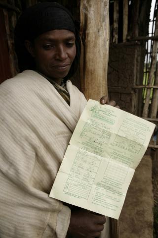 image Mujer con tarjeta sanitaria esperando a ser atendida, Etiopía
