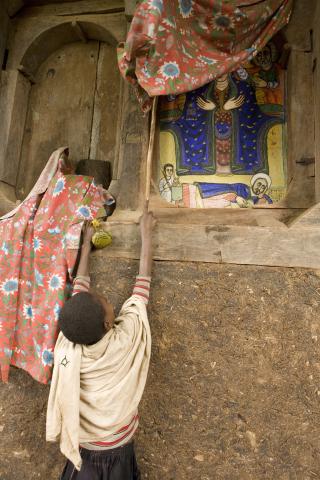 image Niño destapando pintura del monasterio de Debre Maryam, Etiopía