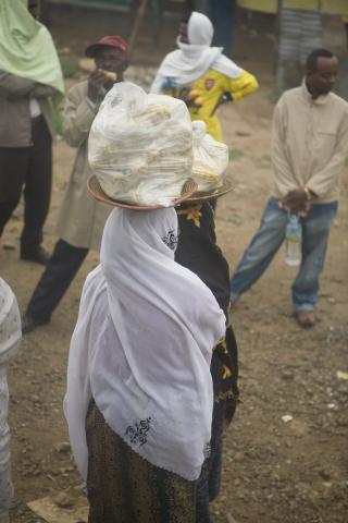 image Vendedoras esperando subir al autobús en las paradas cerca de Harar, Etiopía