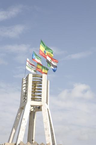 image Banderas de Etiopía y Harar en la plaza principal de Harar, Etiopía