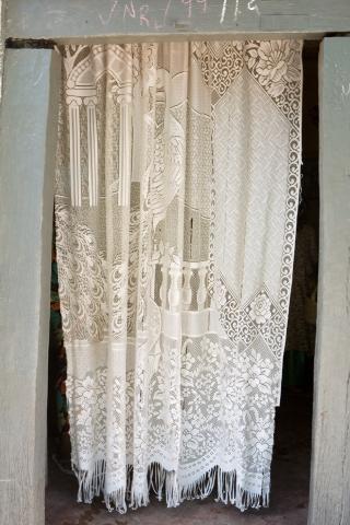 image Entrada de una casa de Harar con las cortinas decoradas, Etiopía