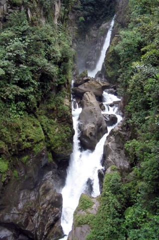 image Cascada Pailón del Diablo en la Vía Baños en Puyo, Ecuador