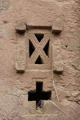 image Detalle de una ventana restaurada de Bete Denaghei en Lalibela, Etiopía