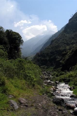 image Volcán Tunguragua y Río Bascún en Baños, Ecuador