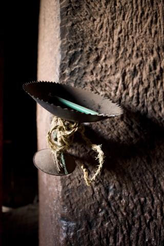 image Candelabro en el interior de Bete Denagei en Lalibela, Etiopía