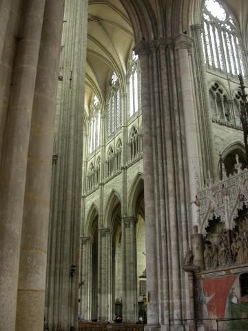 image Vista parcial del interior de la Catedral de Amiens, Francia